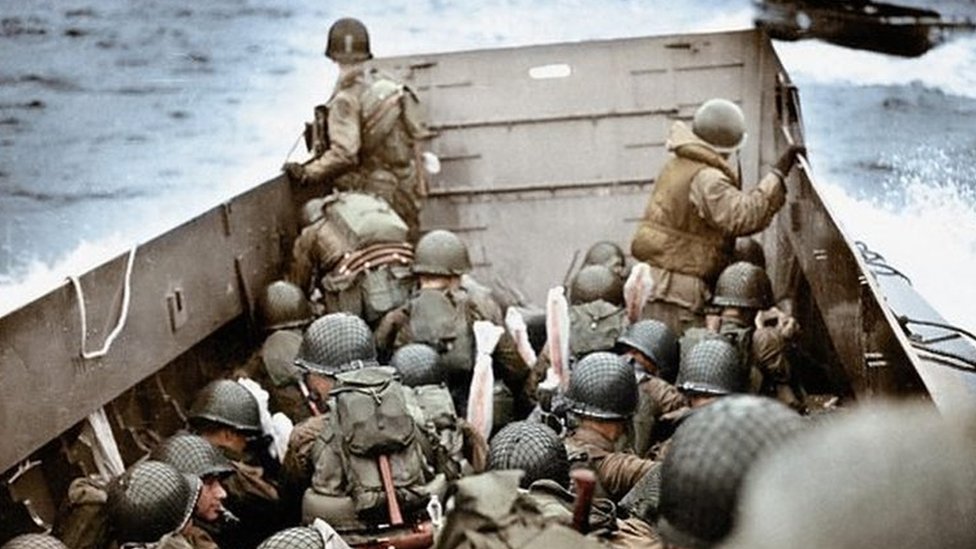 قوات الحلفاء تقترب من شاطئ أوماها في فرنسا المحتلة