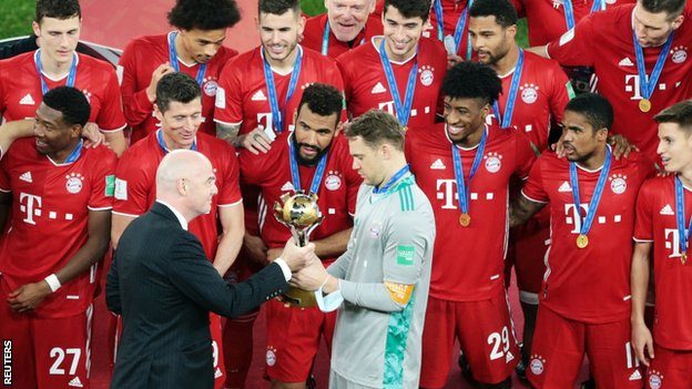 لاعبو بايرن ميونخ مع الكأس