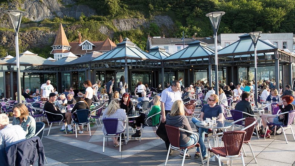 Hot summer gives boost to UK economy