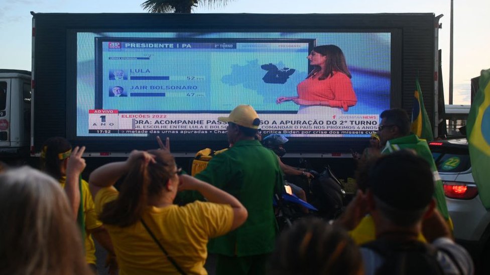 Brasileños viendo los primeros cómputos de las pasadas presidenciales de octubre.