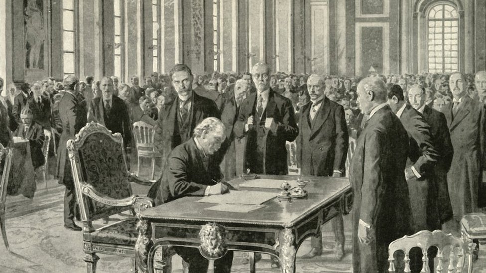 Премьер-министр Великобритании подписывает Версальский договор в июне 1919 года