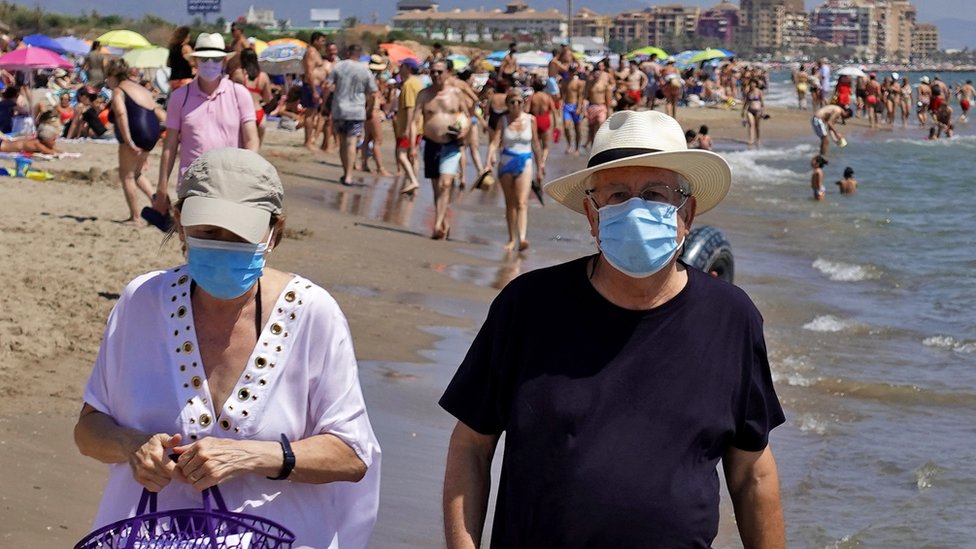 Пара в масках на пляже в Валенсии