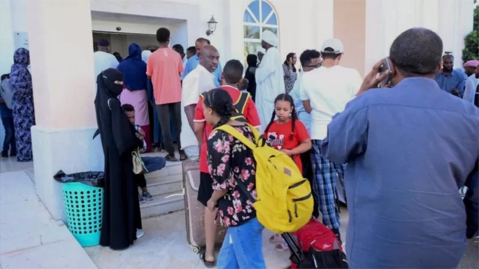 اشتباكات السودان: مغادرة آخر رحلات إجلاء البريطانيين من البلاد 1 اضطر المواطنون البريطانيون للانتقال إلى بورتسودان بطريقتهم الخاصة