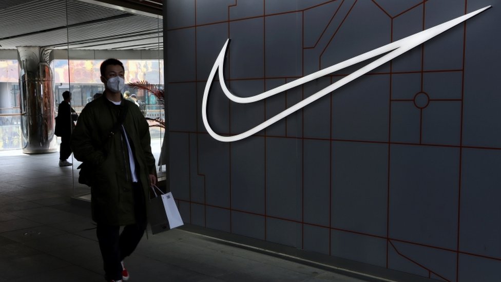 permanecer Situación puede Nike boss defends firm's business in China - BBC News