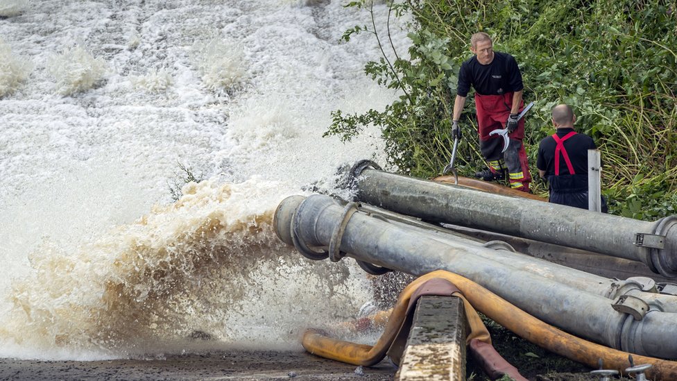Вода, откачиваемая из водохранилища, сбрасывается в реку Гойт