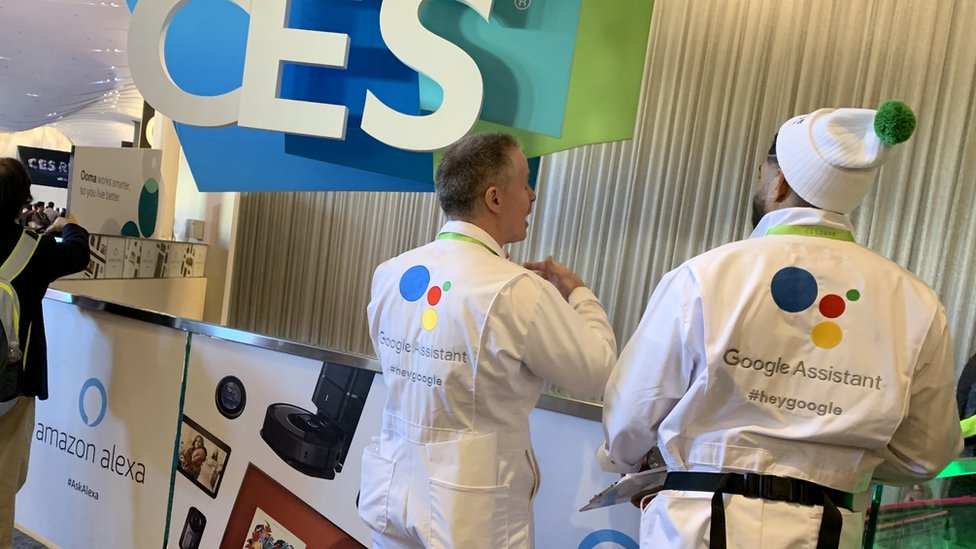 Представители Google Assistant на выставке CES