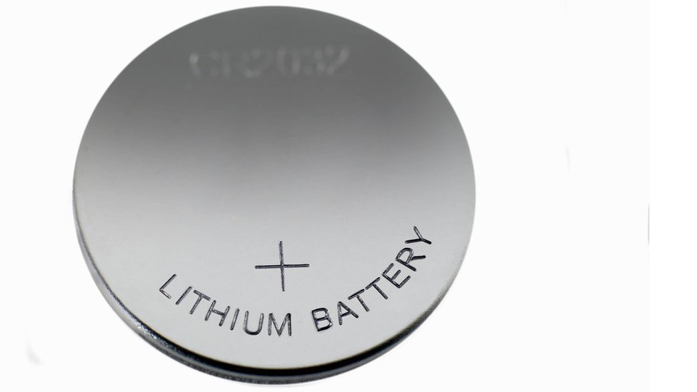 Mejorada pero no tanto como los otros componentes. pila de litio