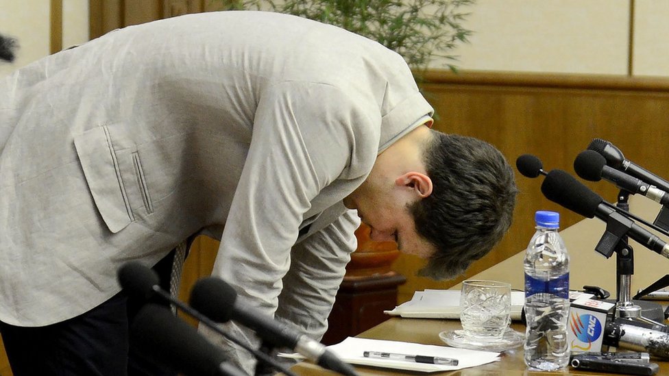 El estudiante estadounidense Otto Frederick Warmbier da una venia durante su ruede de prensa en Corea del Norte.
