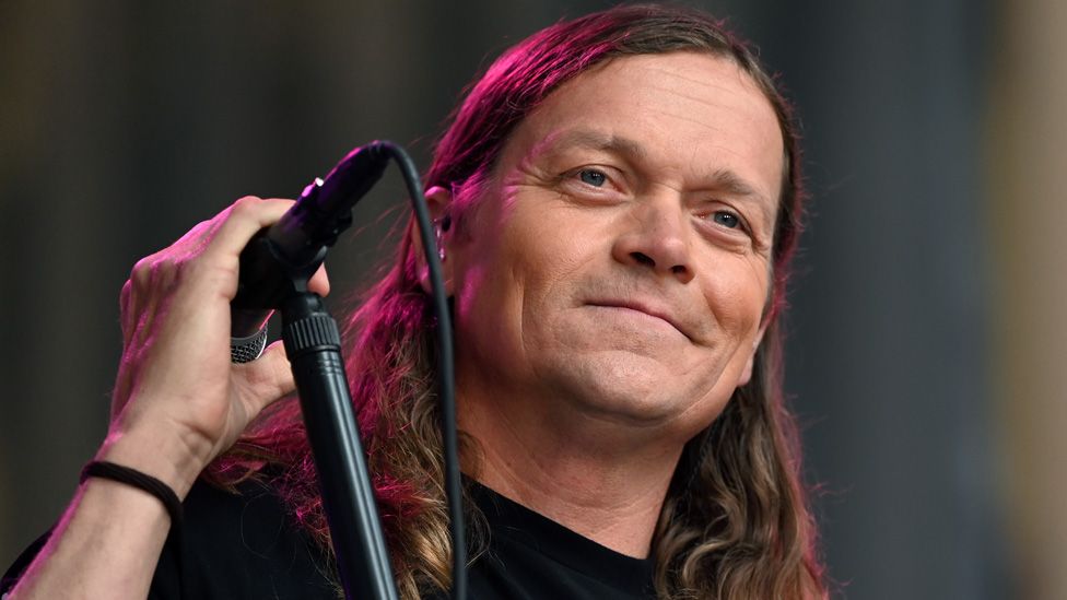 Brad Arnold: 3 Doors Down singer reveals stage four kidney cancer - BBC News