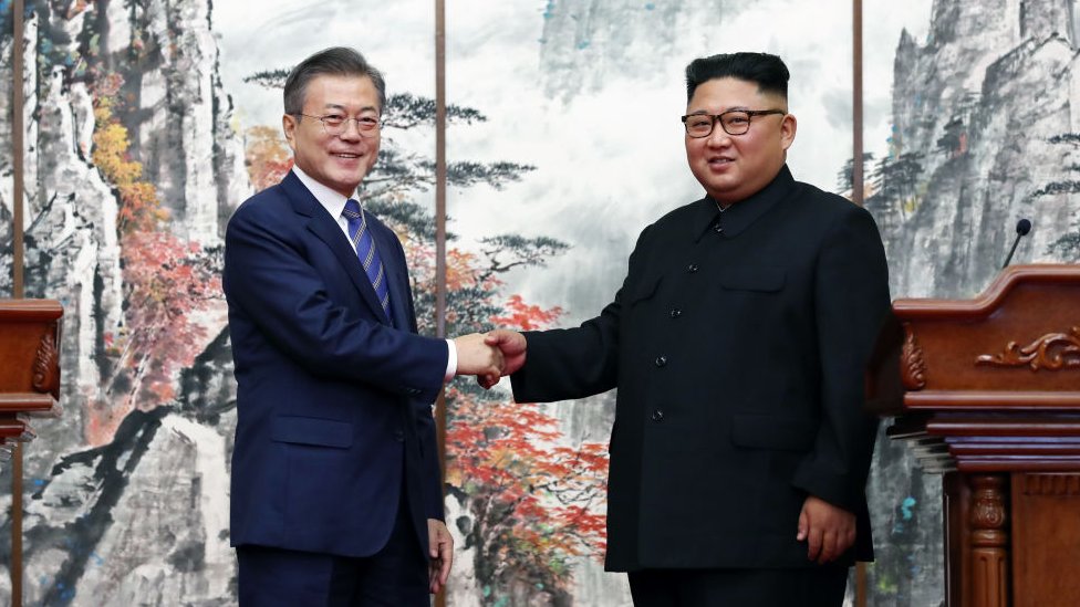 Moon Jae in (L) and Kim Jong-un ((R)