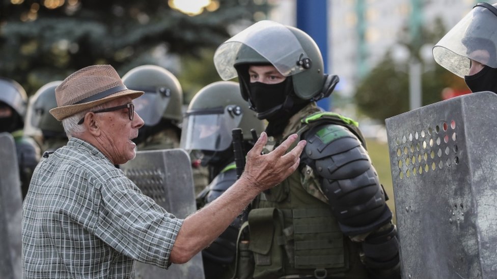 Мужчина разговаривает с военным спецназом Беларуси во время акции протеста после президентских выборов в Минске, Беларусь, 11 августа 2020 года