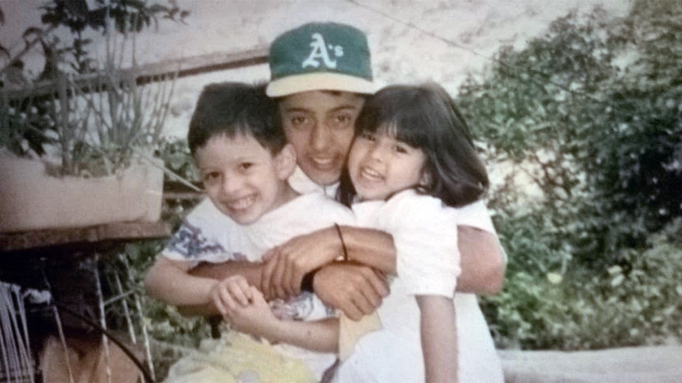 Хосе с одним из своих братьев и племянницей в 90-х