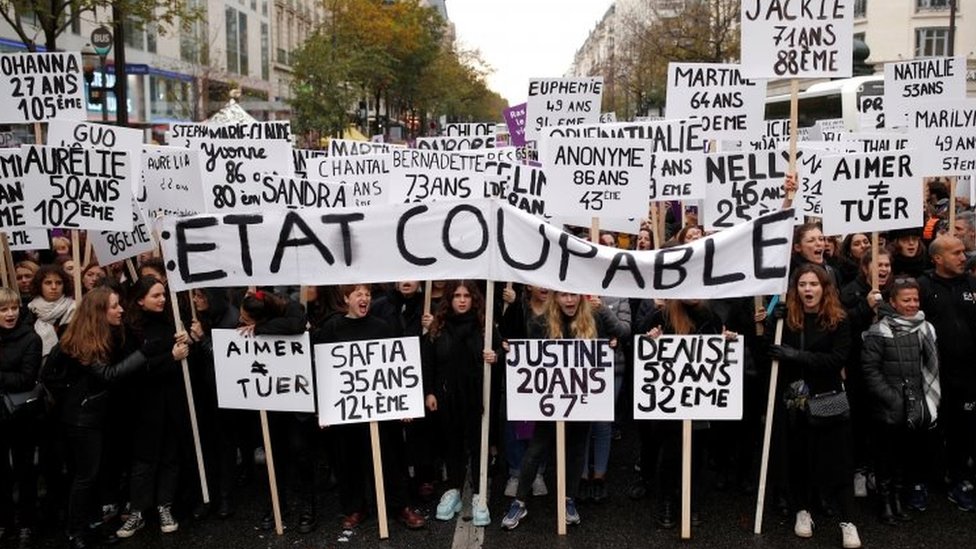 Протестующие в Париже держат лозунги: «Государство виновато». Фото: 23 ноября 2019 г.