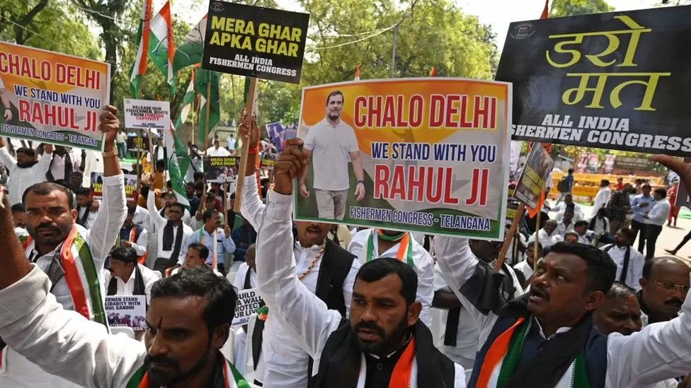 متظاهرون يتضامنون مع غاندي