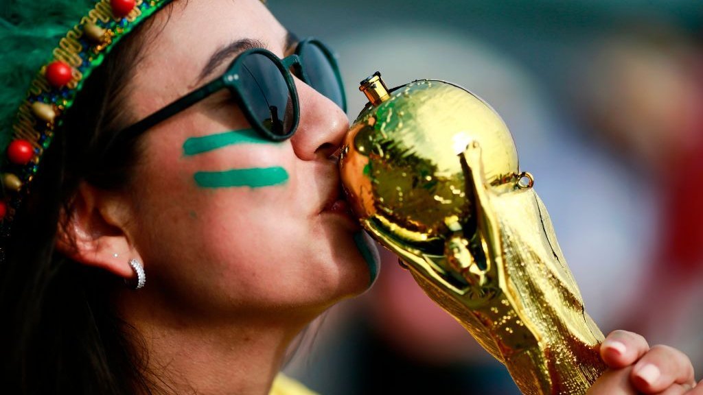 Una aficionada brasileña sueña con besar la Copa.