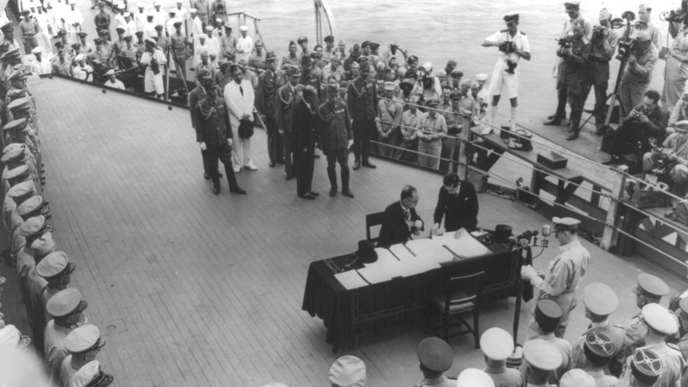 1945年9月2日，日本簽署投降書