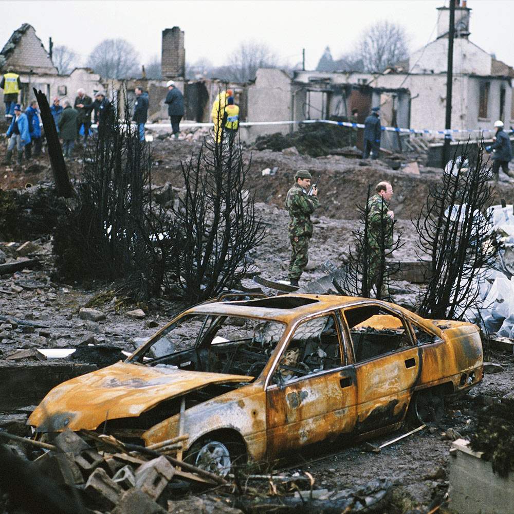 Coche quemado en Lockerbie tras la colisión del avión de Pan Am.