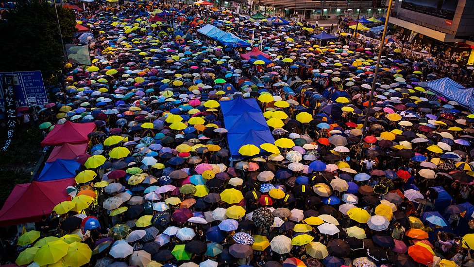 劇集背景設在2014年，並重現當年香港爆發"雨傘運動"的示威場景。
