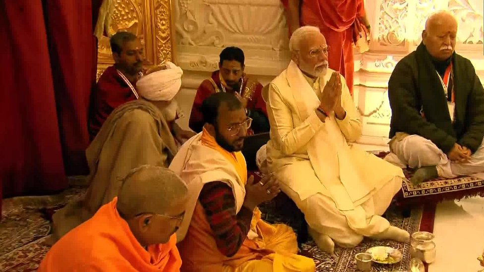 Premijer Modi tokom rituala u hramu u Ajodji