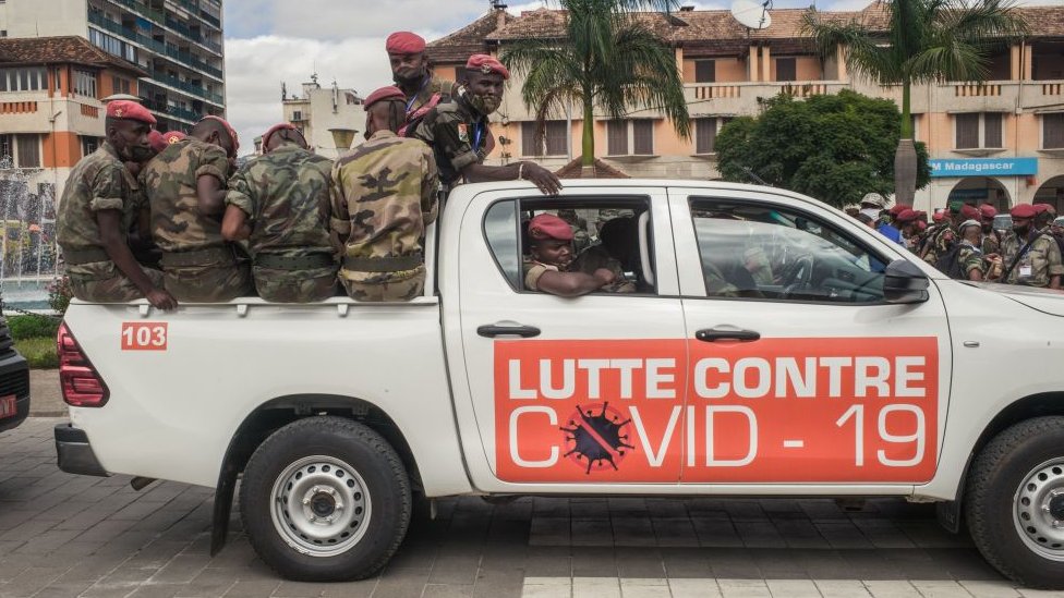 Tentara di truk dengan tanda bertuliskan 
