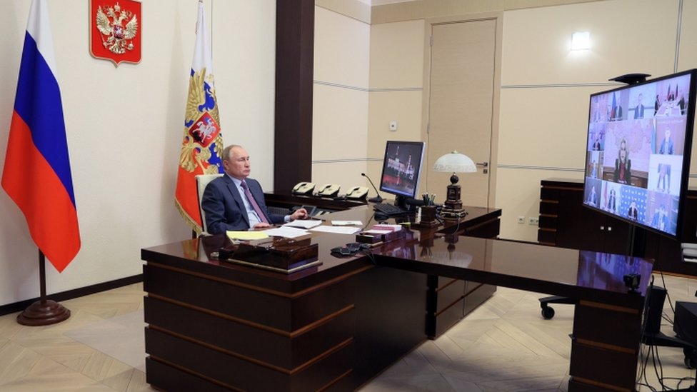 الرئيس الروسي فلاديمير بوتين يجتمع بحكومته عبر الإنترنت