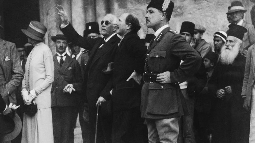Артур Бальфур (с поднятой рукой) в Иерусалиме в 1925 году