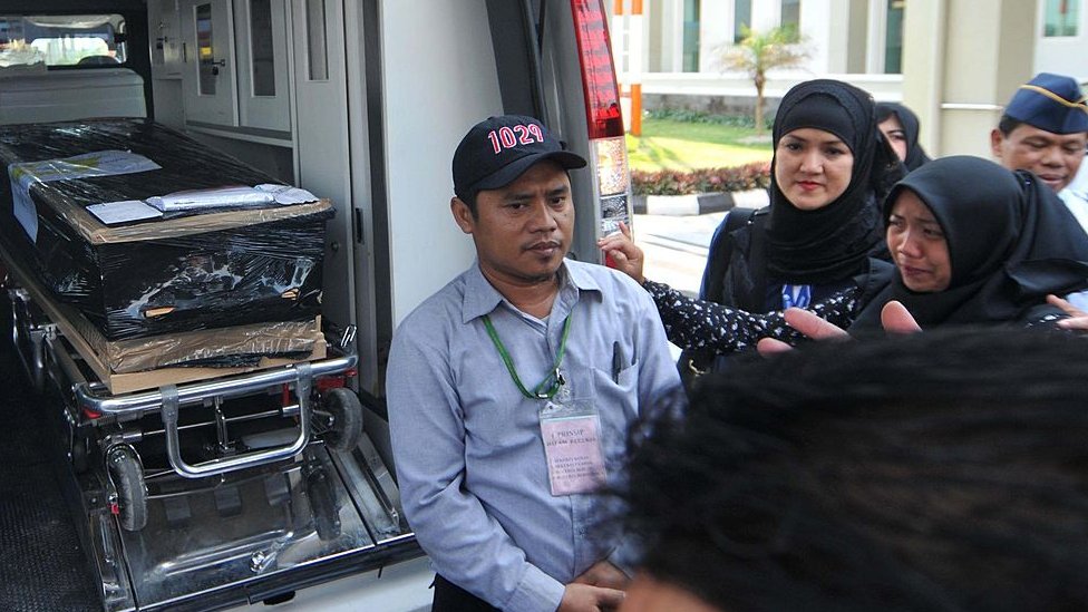 Keluarga salah satu dari 12 korban asal Indonesia ketika tiba di bandara Adi Sumarmo, Solo pada 6 September 2014.