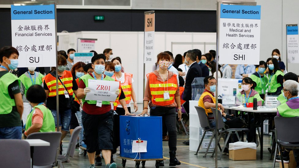 雖然這次選舉只設有五個票站，也只需要點算4380張選票，但過程卻十分緩慢。