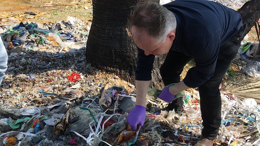 Angus Crawford Türkiye'de yol kenarına atılan plastikleri incelerken