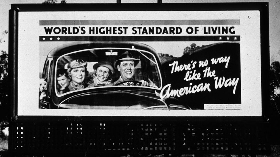Un cartel con una familia en un auto en el siglo XX