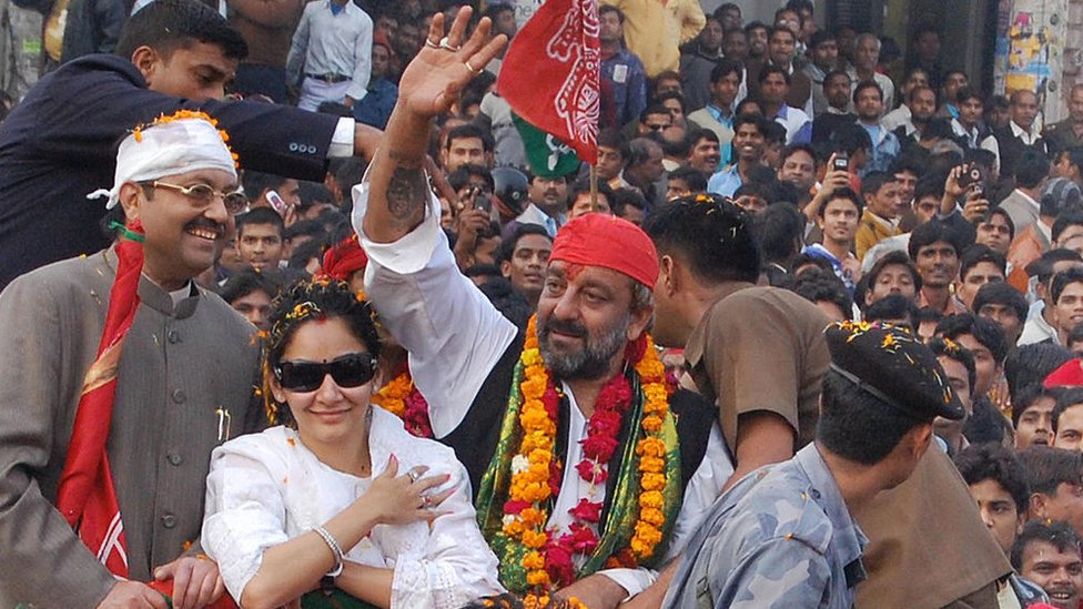 Санджай Датт (в центре) в сопровождении своей жены Маньяты машет толпе во время предвыборного роуд-шоу в Лакхнау 17 января 2009 года.
