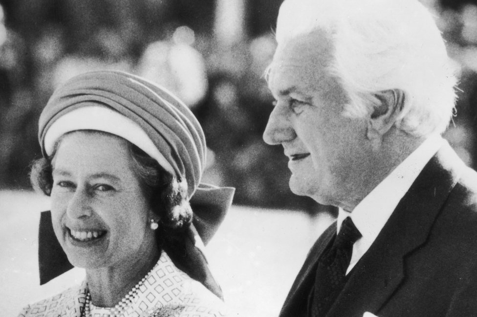 Королева с тогдашним генерал-губернатором сэром Джоном Керром в Перте во время ее юбилейного тура по Австралии в 1977 году