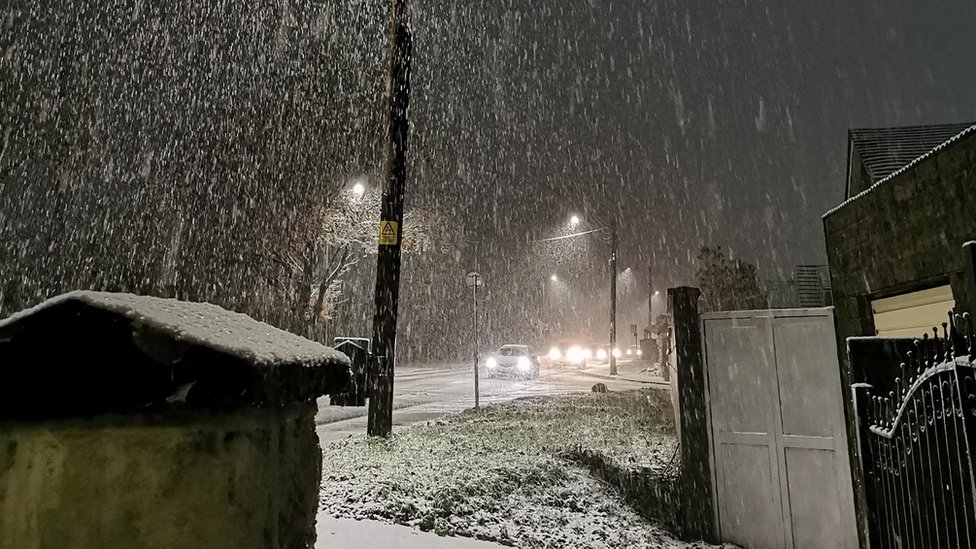Снег на дороге Хирваун