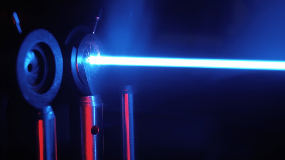 Si la clave está formada por partículas de luz y cualquier intercepción es percibida rápidamente. computación cuántica