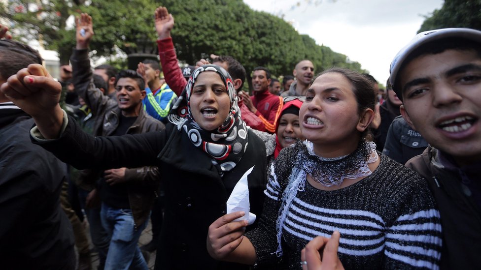 Безработные выпускники выкрикивают лозунги во время демонстрации, призывающей правительство предоставить им возможности трудоустройства, в Тунисе. Фото: январь 2016 г.