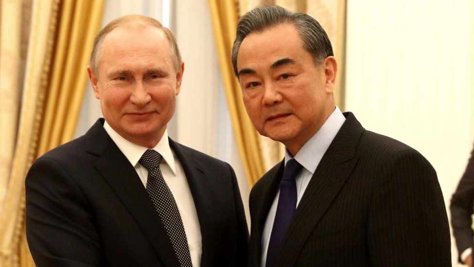 Vladimir Putin y Wang Yi en un encuentro en abril de 2022