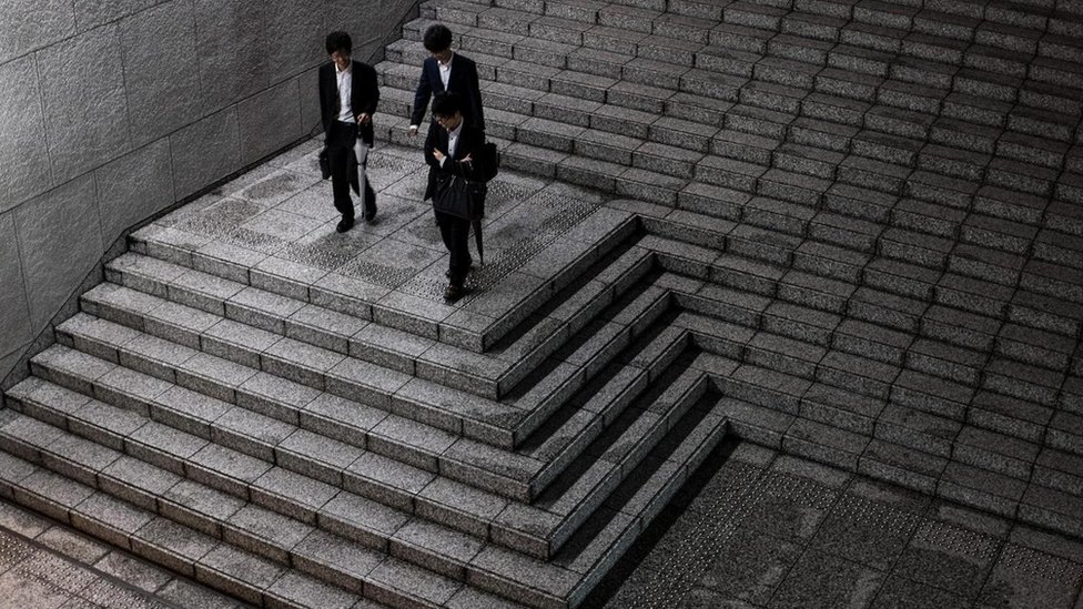 Trabajadores de oficina bajando una escalera