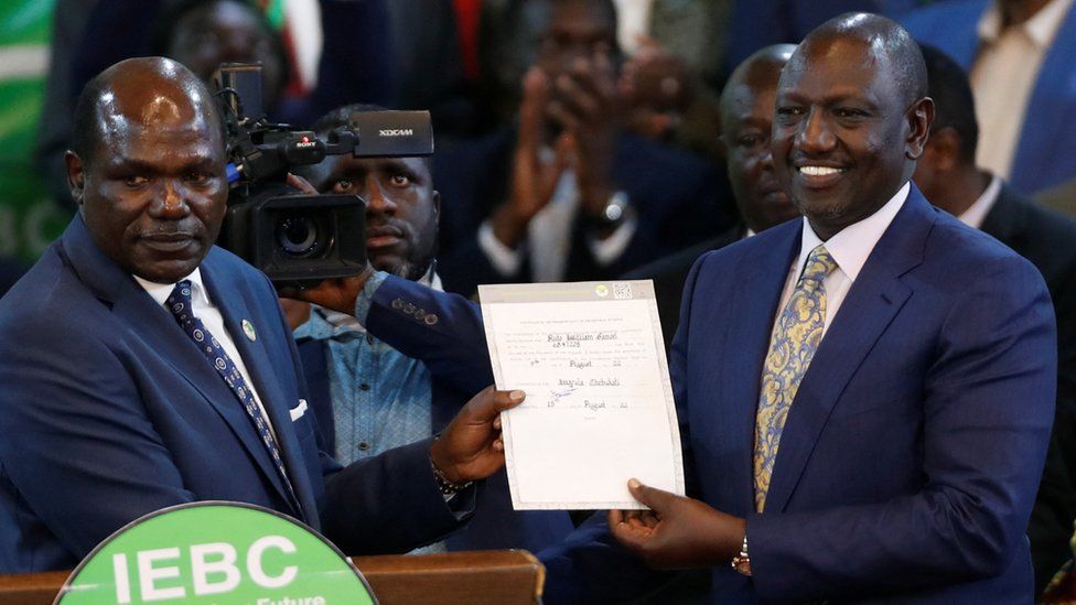 انتخابات الرئاسة الكينية: ويليام روتو يفوز بهامش ضئيل وسط اعتراضات من حملة خصمه أودينغا