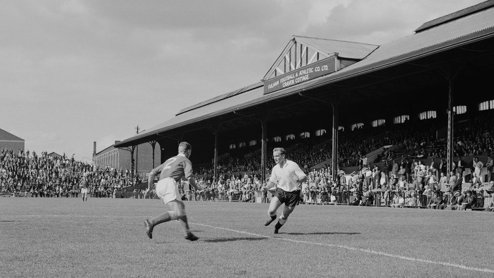 Нападающий Тош Чемберлен в бою за «Фулхэм» в Craven Cottage, 21 августа 1959 года