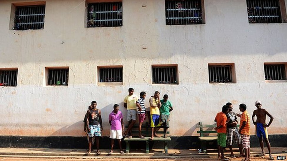 Заключенные Шри-Ланки наблюдают за мероприятием по празднованию Нового года сингальцев и тамилов в тюремном комплексе в Коломбо 24 апреля 2013 г.
