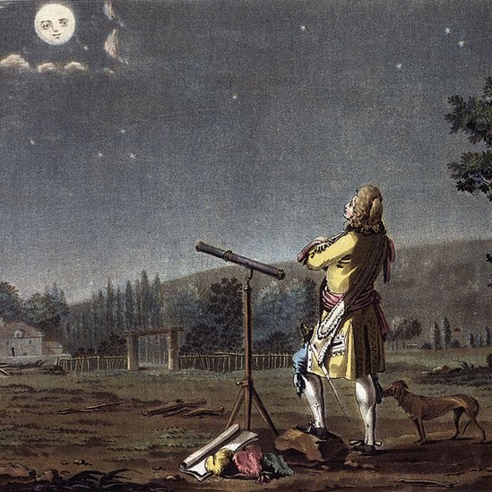 Hombre del siglo XVII con telescopio mirando a la Luna.