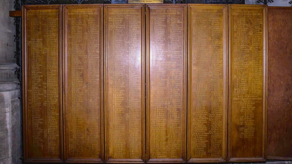 Шесть деревянных мемориальных панелей в память о жертвах Первой мировой войны в церкви Святого Михаила в Бристоле