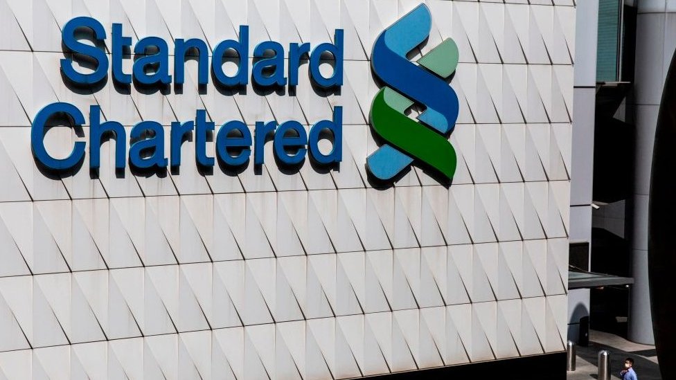 Прибыль британского банка Standard Chartered резко упала.