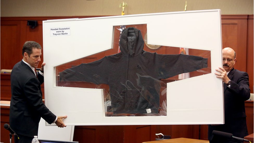 Толстовка с капюшоном Трейвона Мартина показана на суде