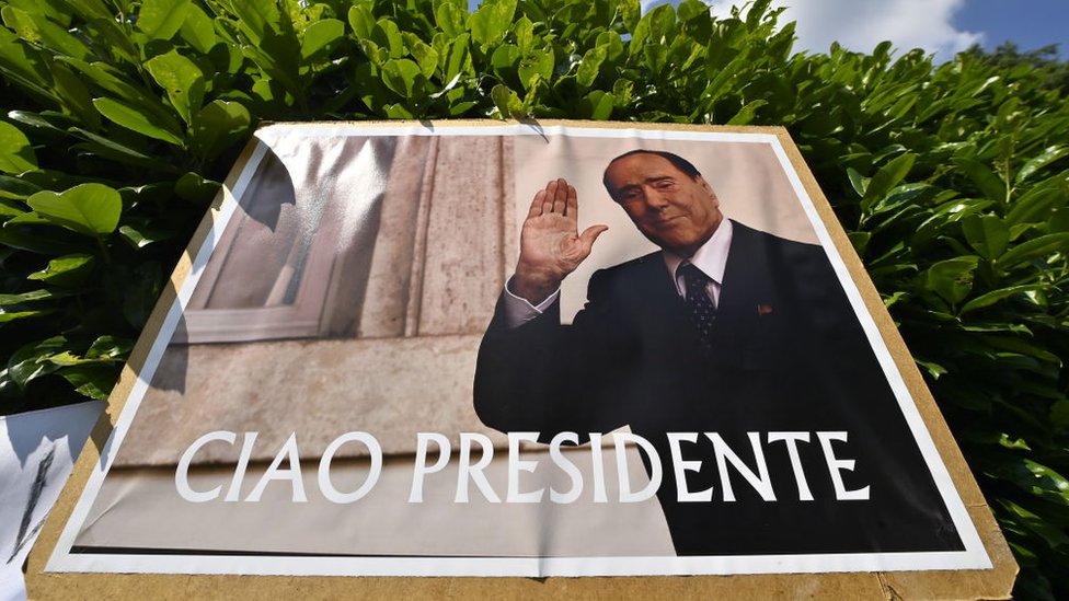 Un cartel despidiendo a Berlusconi
