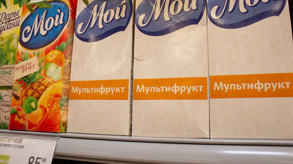 Paquetes de colores y blancos se ven en los estantes de una tienda de comestibles en Moscú.
