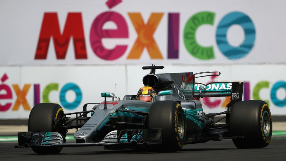 Un coche en el Gran Premio de México
