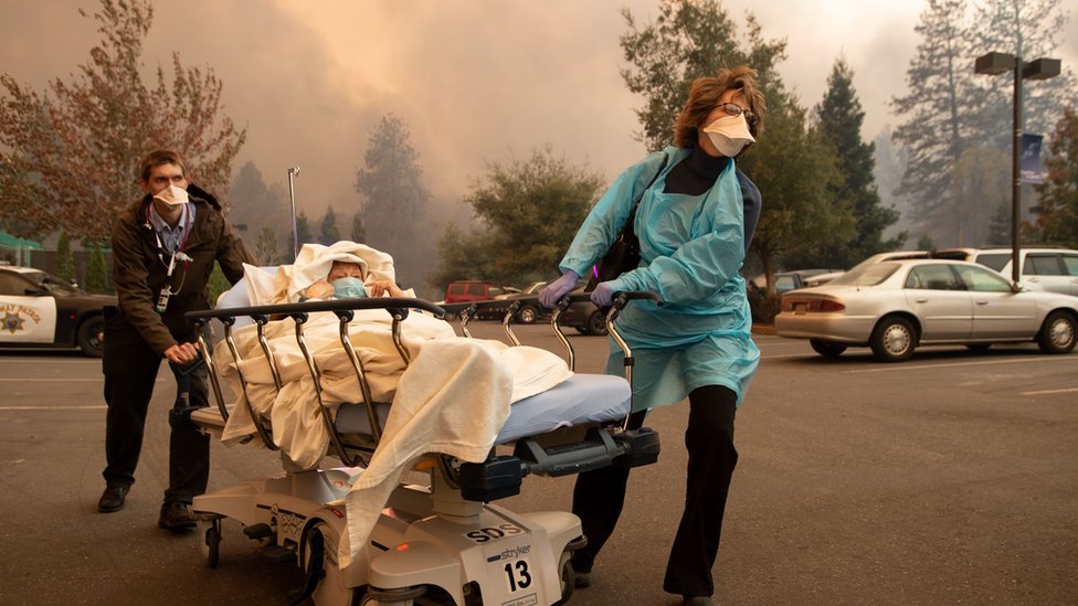 Пациентов быстро эвакуируют из больницы Feather River Hospital, которая сгорает во время пожара в лагере Paradise
