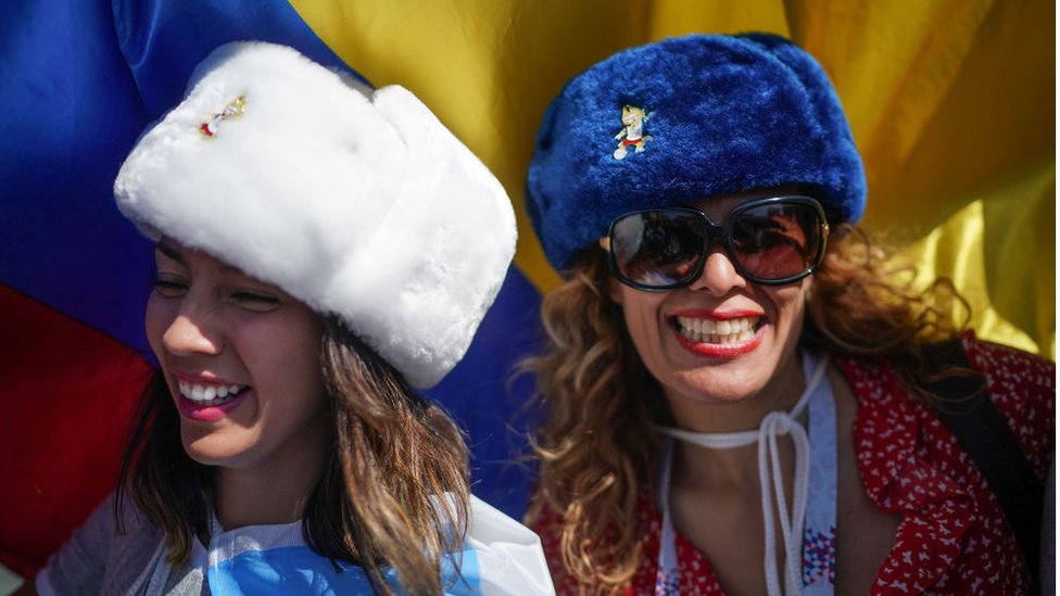 Penggemar sepakbola dari Argentina bepesta di Rusia.