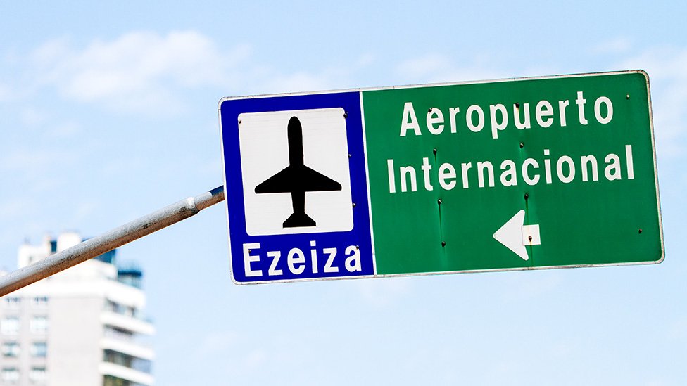 Placa indicando a direção do Aeroporto Internacional de Ezeiza, em Buenos Aires.